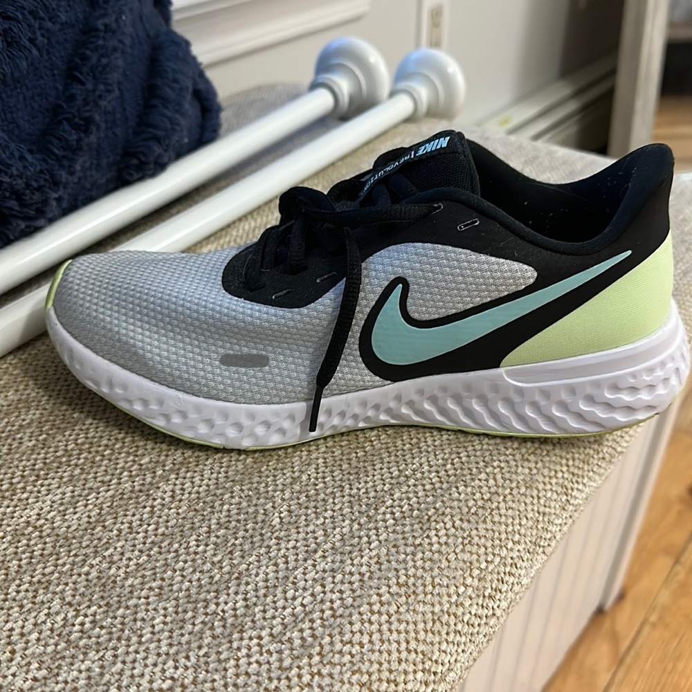 Women’s Sz 8 Nike Revolution Sneakers gently worn